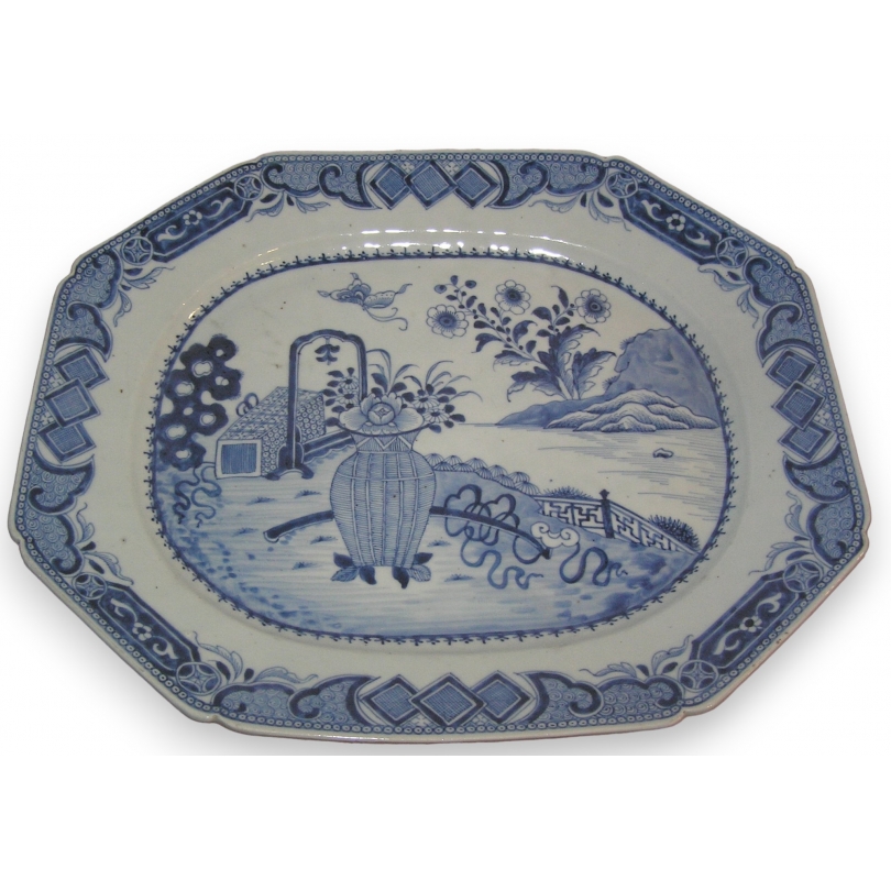 Plat en porcelaine, décor bleu/blanc