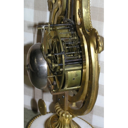 Louis XVI ‘Lyre’ clock in gilded bronze at Moinat SA – Antiques and home décor