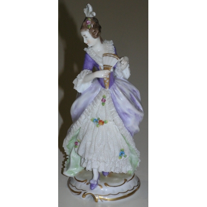 'Woman' statue, in porcelain. No. 868 at  Moinat SA  - Antiques and Decor