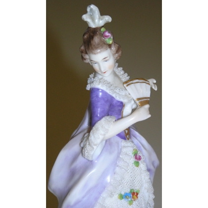'Woman' statue, in porcelain. No. 868 at  Moinat SA  - Antiques and Decor