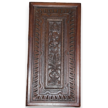 Panneau de coffre en noyer sculpté