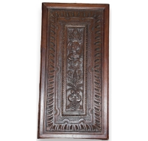 Panneau de coffre en noyer sculpté