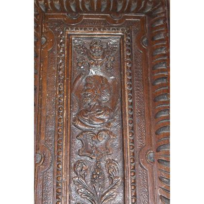 Panneau de coffre en noyer sculpté