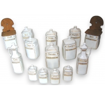 Panoplie de pots en porcelaine blanche