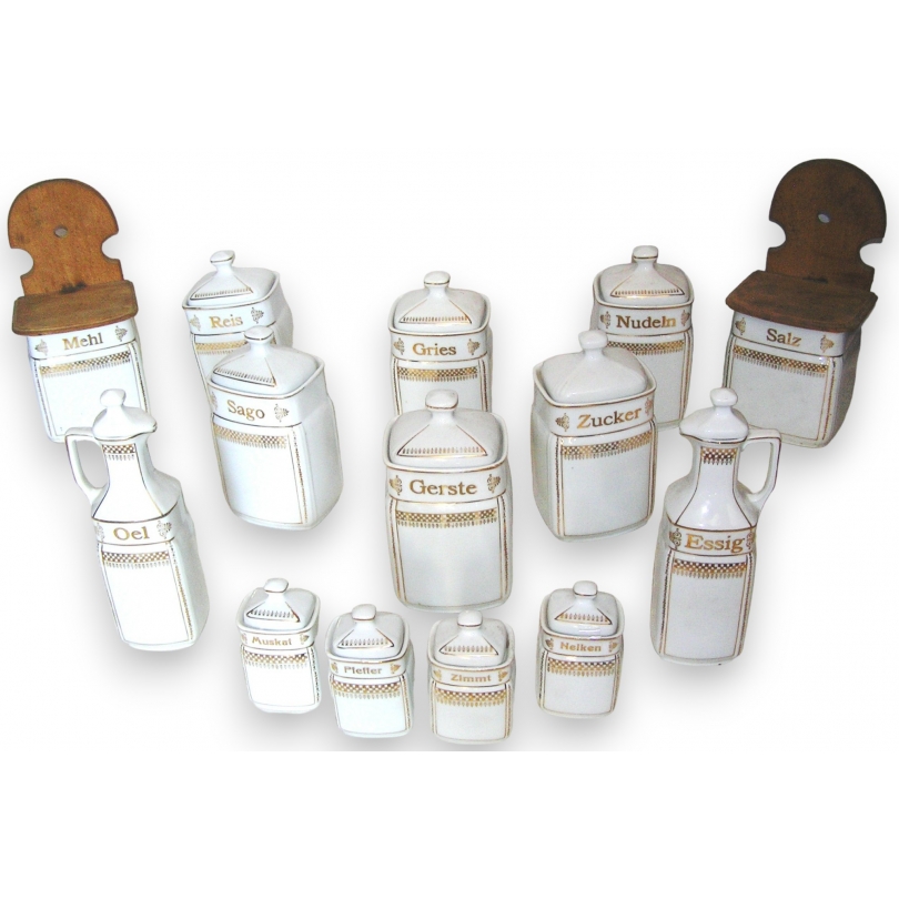 Panoplie de pots en porcelaine blanche