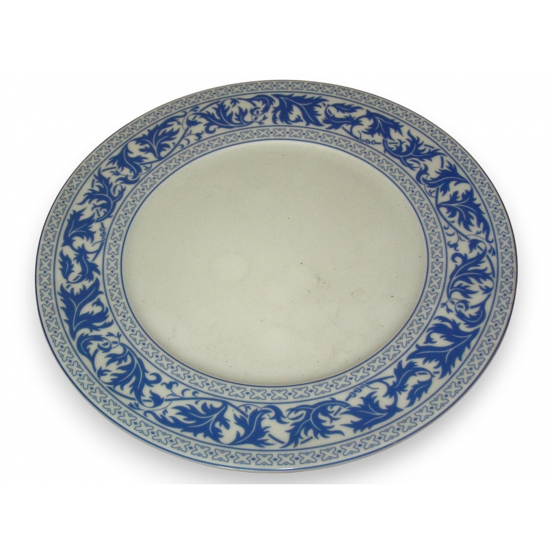  Assiette de présentation en porcelaine, sur  Moinat SA  - Antiquités décoration