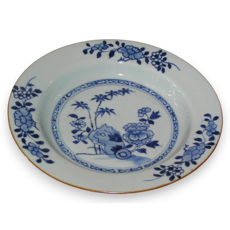  Assiette en porcelaine bleu/blanc sur  Moinat SA  - Antiquités décoration