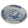  Assiette en porcelaine bleu/blanc sur  Moinat SA  - Antiquités décoration