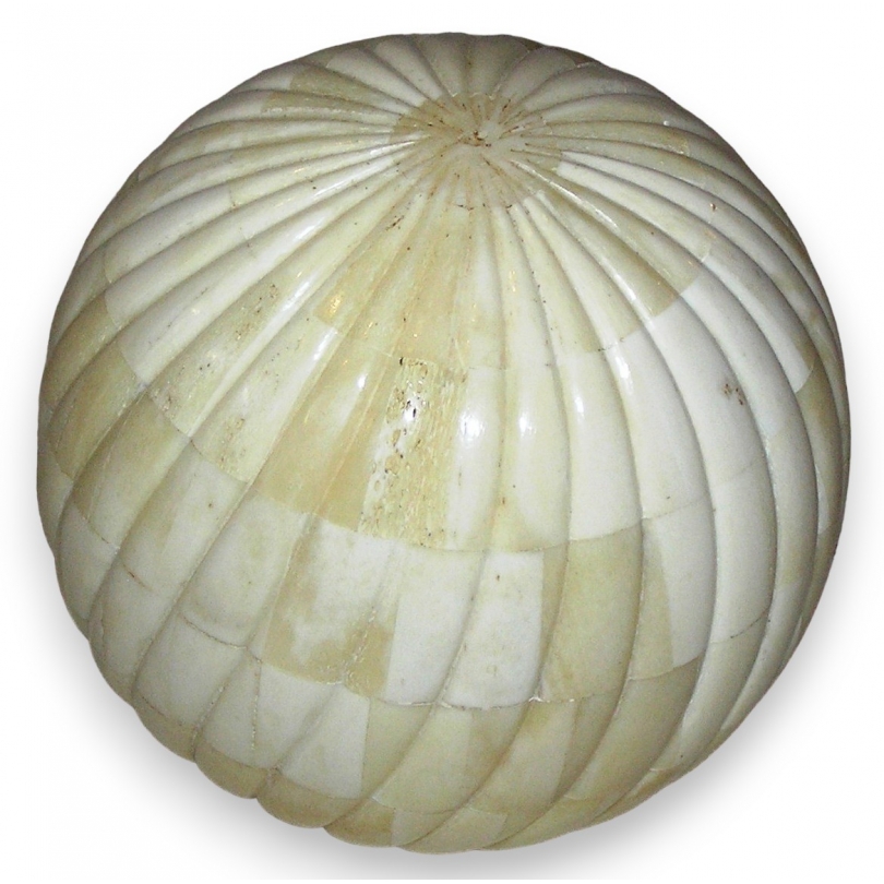 Large ‘Italy’ bone ball from Moinat SA – Antiques and home décor