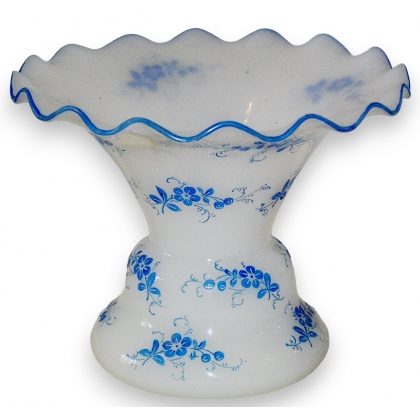 Vase en opaline blanche, décor émaillé