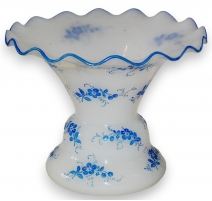 Vase en opaline blanche, décor émaillé