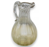 Carafe à eau ancienne avec anse