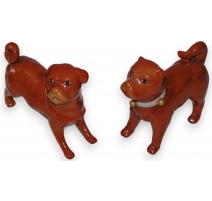 Paire de chiens en porcelaine, coloris rouge