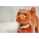 Paire de chiens en porcelaine, coloris rouge