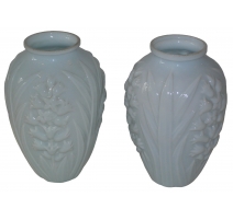 Paire de vases en opaline blanche