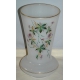 Vase en opaline blanche, décor fleurs,