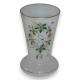 Vase en opaline blanche, décor fleurs