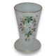 Vase en opaline blanche, décor fleurs,