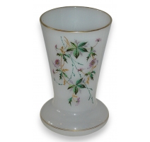 Vase en opaline blanche, décor fleurs