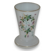 Vase en opaline blanche, décor fleurs,