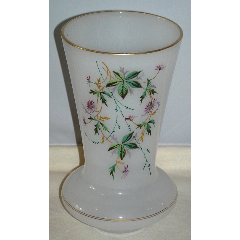 Vase en opaline blanche, décor fleurs,