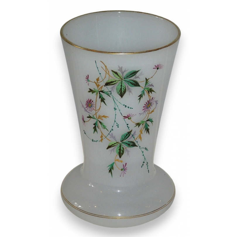 Vase en opaline blanche, décor fleurs,