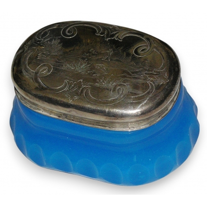 Boîte ovale en opaline bleue et argent