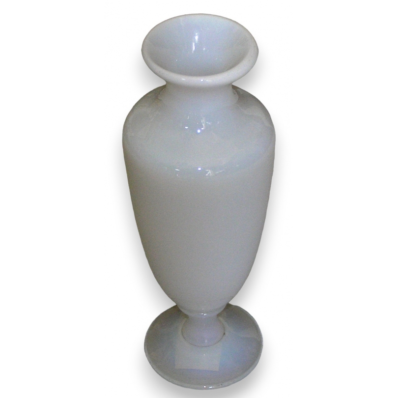  Vase en opaline blanche sur  Moinat SA  - Antiquités décoration