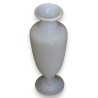  Vase en opaline blanche sur  Moinat SA  - Antiquités décoration