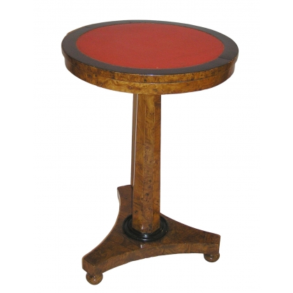 Guéridon rond en noyer, dessus cuir