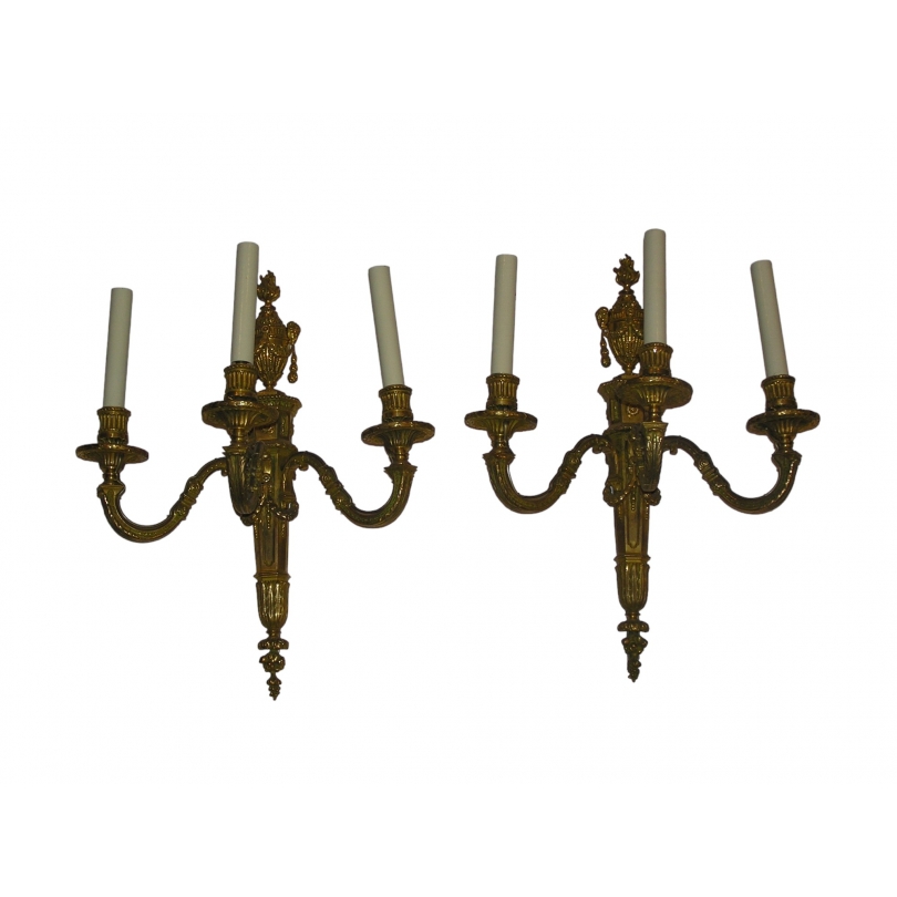  Paire d'appliques Louis XVI en bronze sur  Moinat SA  - Antiquités décoration