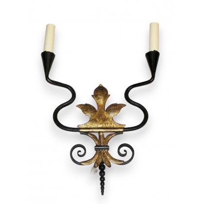 Wrought-iron wall light with a patinated finish and decorative details by Moinat SA – Antiques and home décor