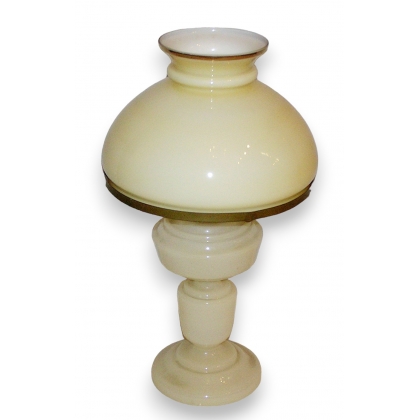  Lampe à pétrole ancienne en opaline, sur  Moinat SA  - Antiquités décoration