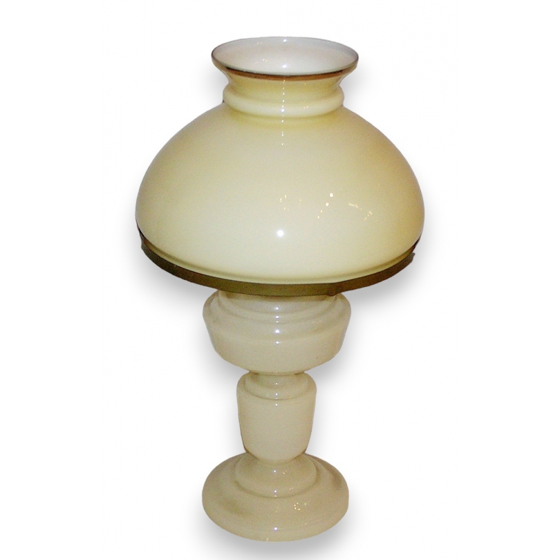  Lampe à pétrole ancienne en opaline, sur  Moinat SA  - Antiquités décoration