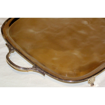 Silberfarbenes Metalltablett bei  Moinat SA  – Antiquitäten und Dekoration