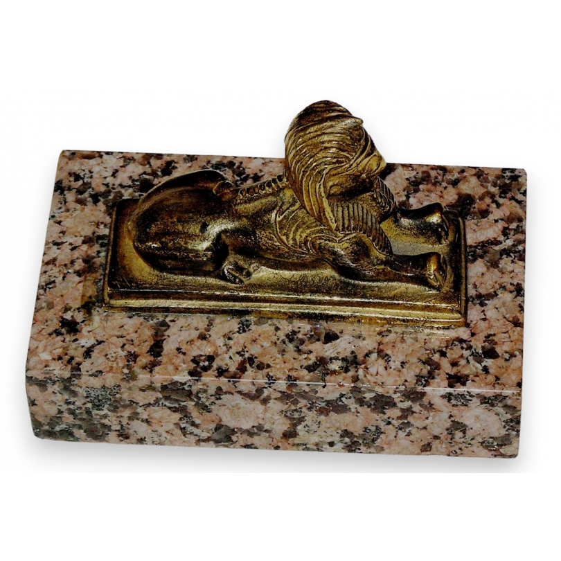 Sphinx en bronze sur socle en granit