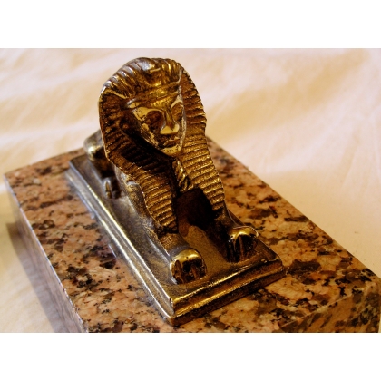 Sphinx en bronze sur socle en granit