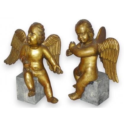 Paire d\'anges en bois sculpté