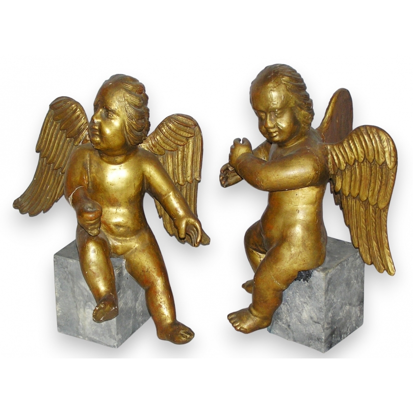 Paire d\'anges en bois sculpté