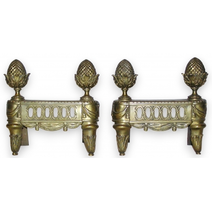  Paire de chenets Louis XVI "Glands" sur  Moinat SA  - Antiquités décoration