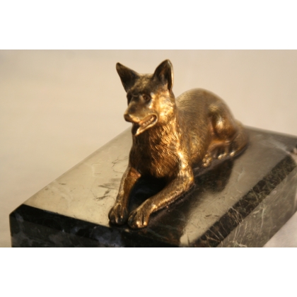 Bronze \"Chien\" sur socle en marbre vert