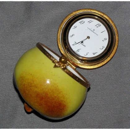 'Apple with foliage' table clock by Moinat SA – Antiques and home décor