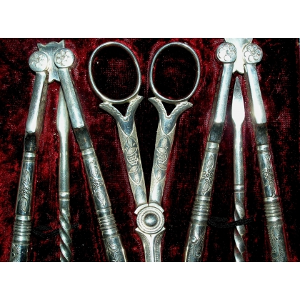  Coffret-nécessaire casse-noix-noisettes sur  Moinat SA  - Antiquités décoration