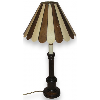  Lampe en acajou, abat-jour crème rayé sur  Moinat SA  - Antiquités décoration