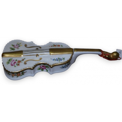 Violon en porcelaine sur  Moinat SA  - Antiquités décoration
