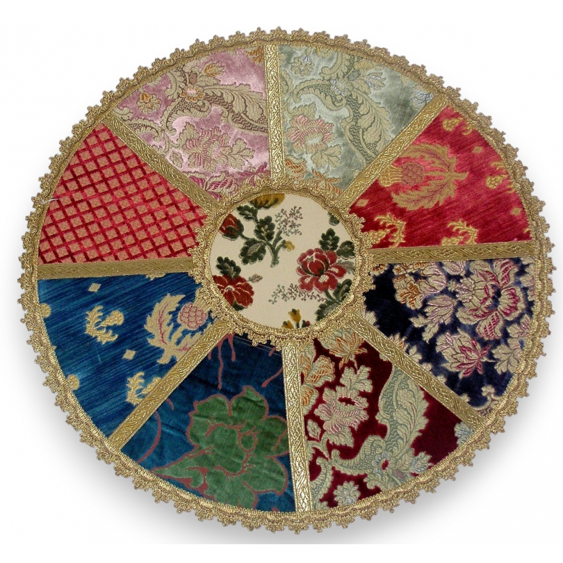 Red round rug at  Moinat SA  - Antiques and home décor