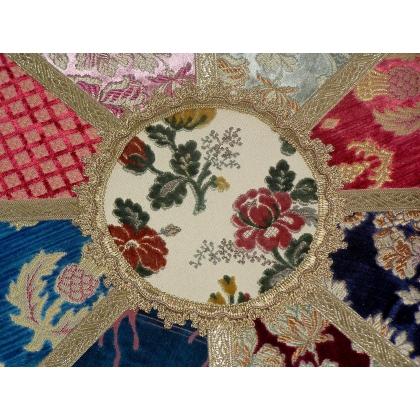 Red round rug at  Moinat SA  - Antiques and home décor
