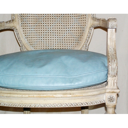 Fauteuil Louis XVI, canné, laqué, coussin cuir