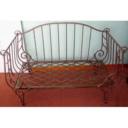 2-Sitzer-Sofa aus Eisen mit Kissen bei Moinat SA – Antiquitäten und Dekoration