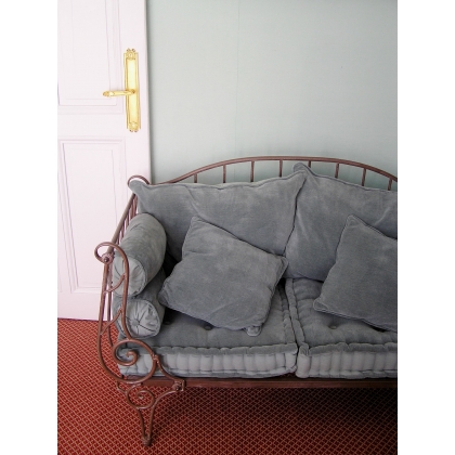 2-Sitzer-Sofa aus Eisen mit Kissen bei Moinat SA – Antiquitäten und Dekoration